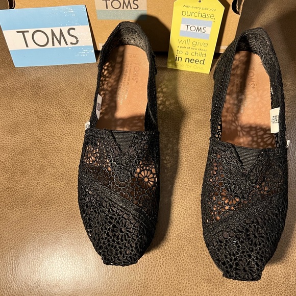 Toms Classic Crochet Slip-On Flat - Picture 9 of 14